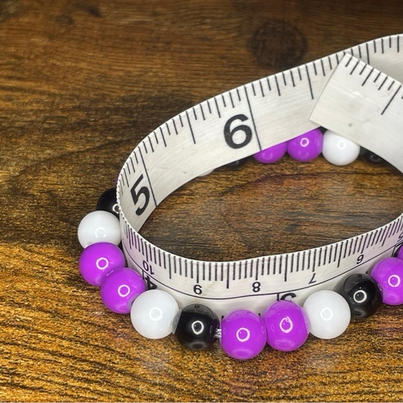 🐾 Purple, White, and Black Beaded Bracelet with Paw Charm - Picture 3 of 5